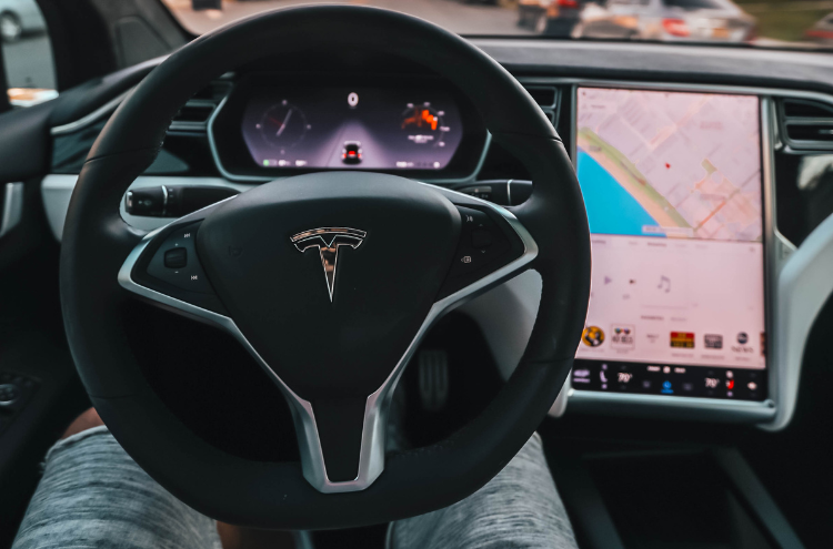 Sai cosa vuole davvero chi compra una Tesla?